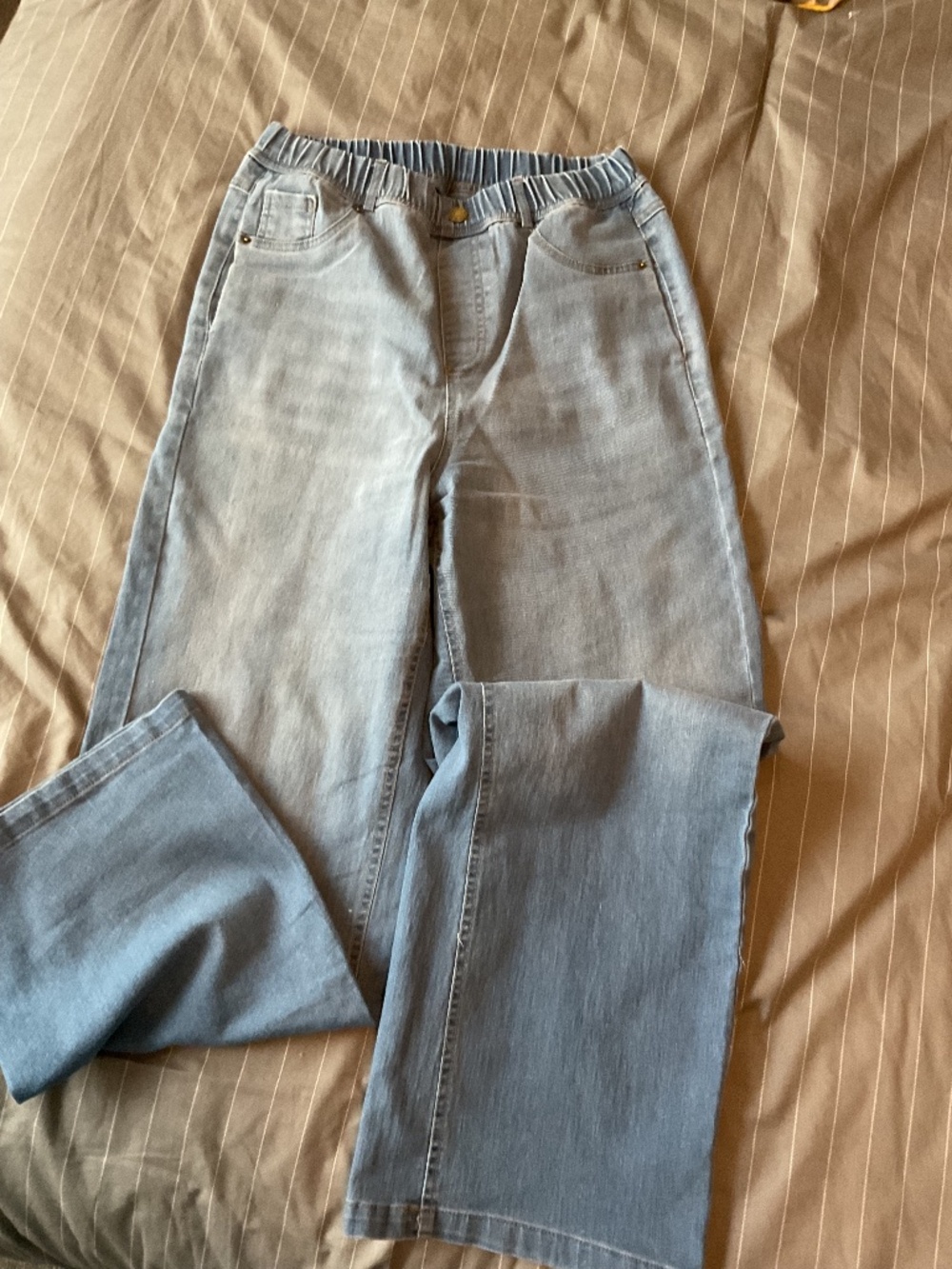 Women’s elastic waste jeans